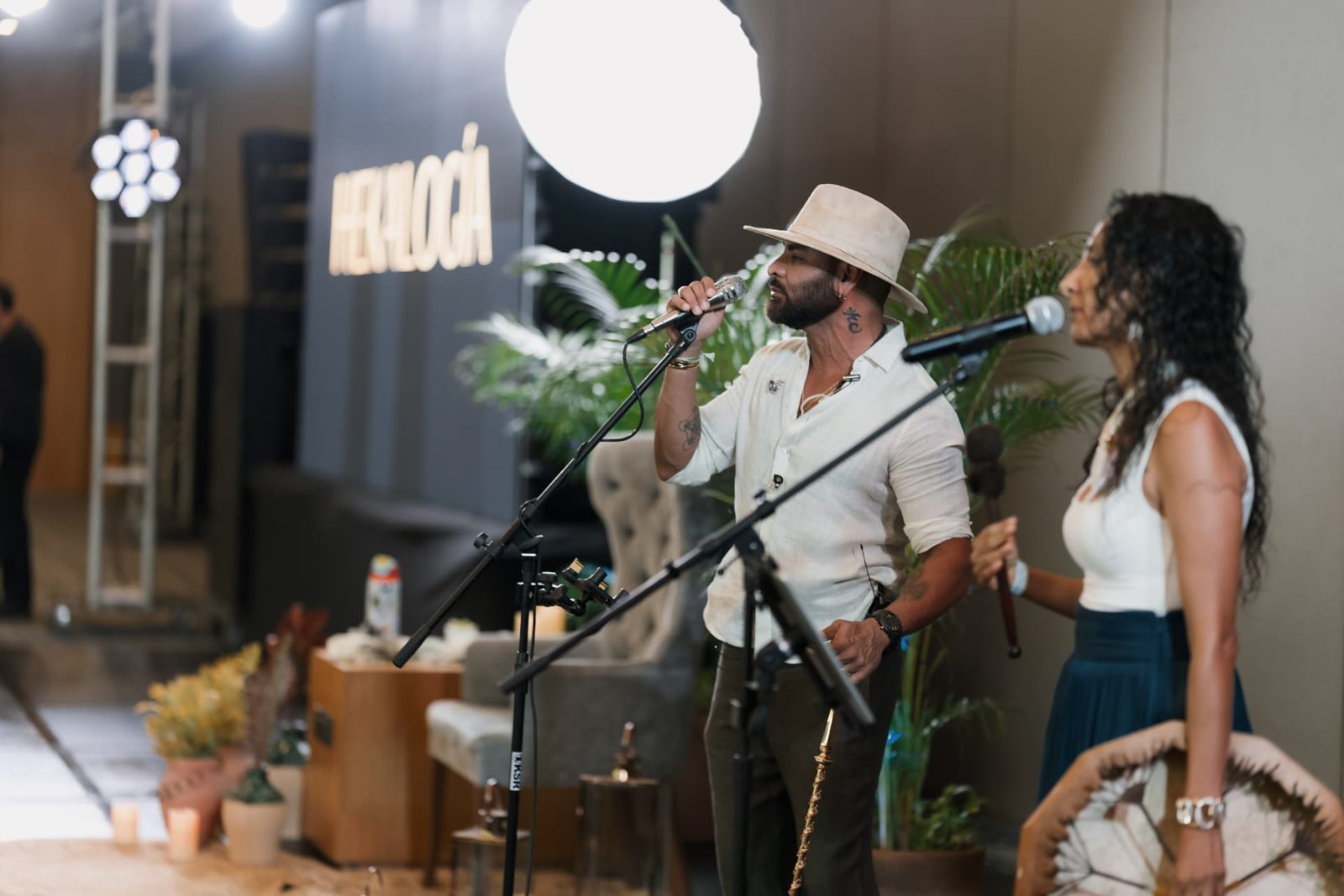 Ricardo Ponce cantando con micrófono durante la integración y los cantos de alta frecuencia del retiro