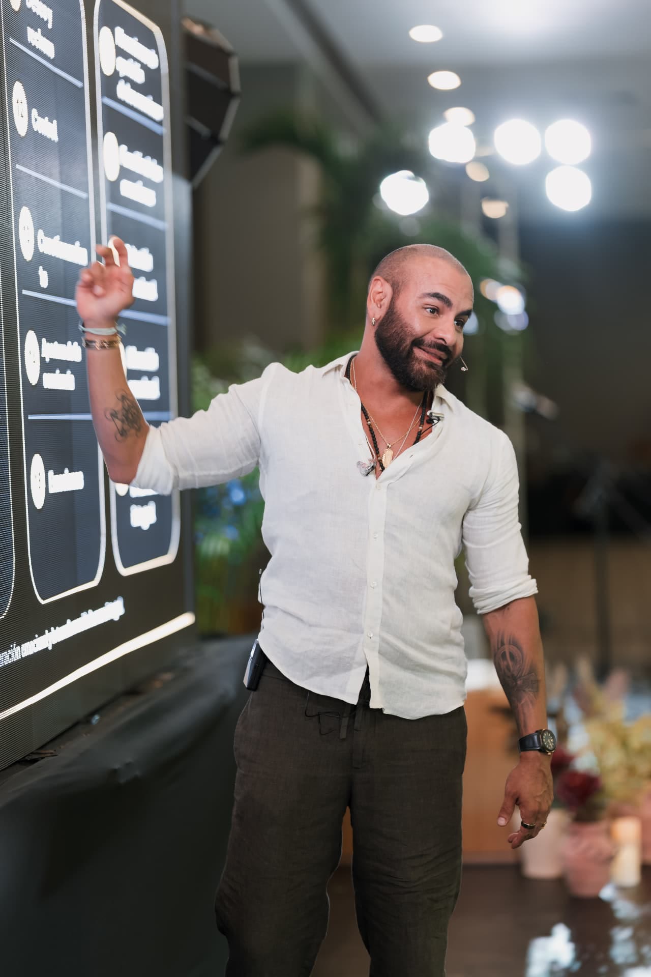 Ricardo Ponce explicando el mapa de la conciencia frente a la pantalla durante el retiro