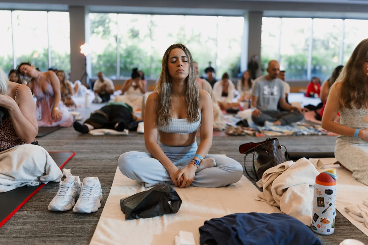 Participante meditando sentada sobre su tapete durante el retiro.