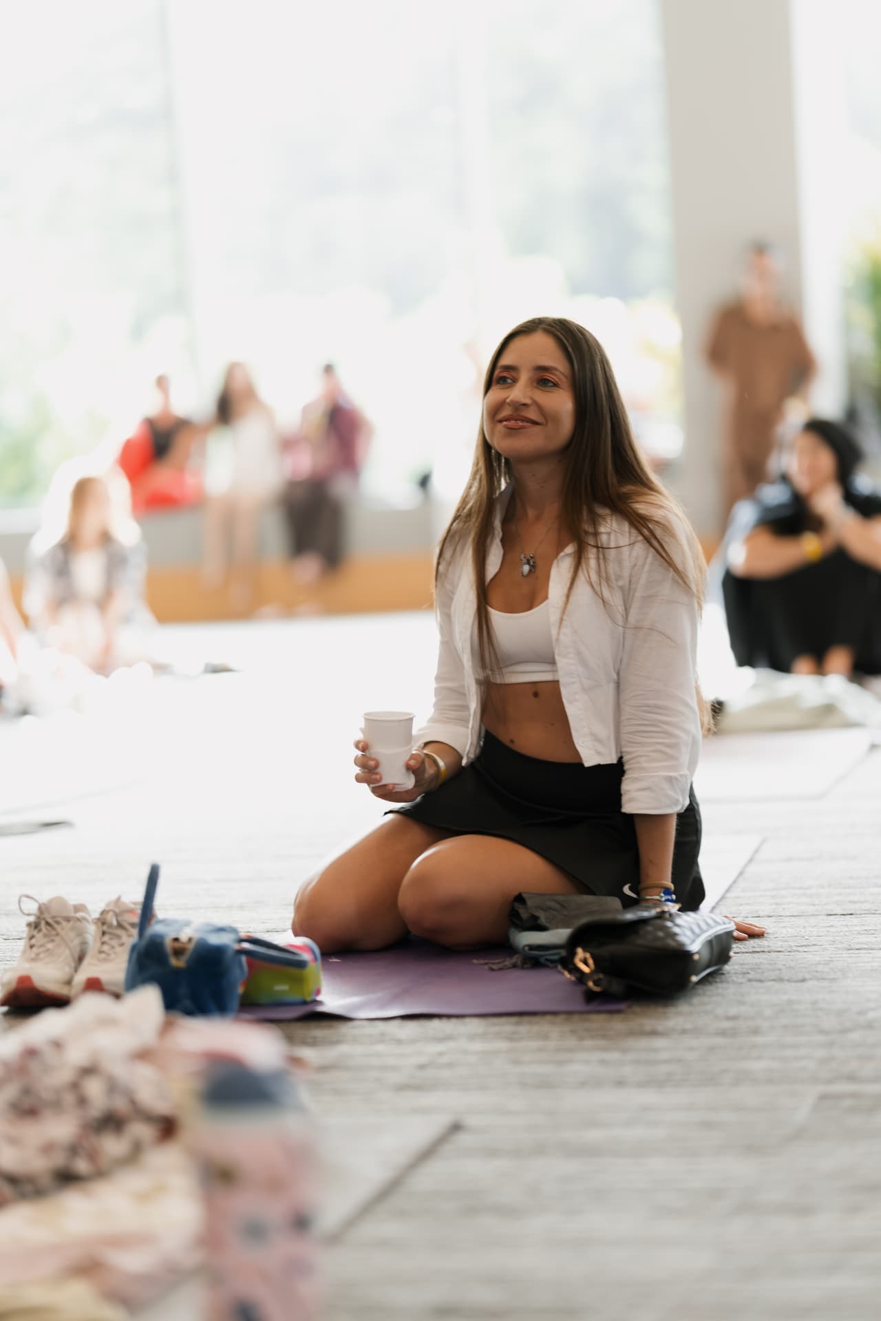 Participante sentada sobre su tapete durante el retiro.