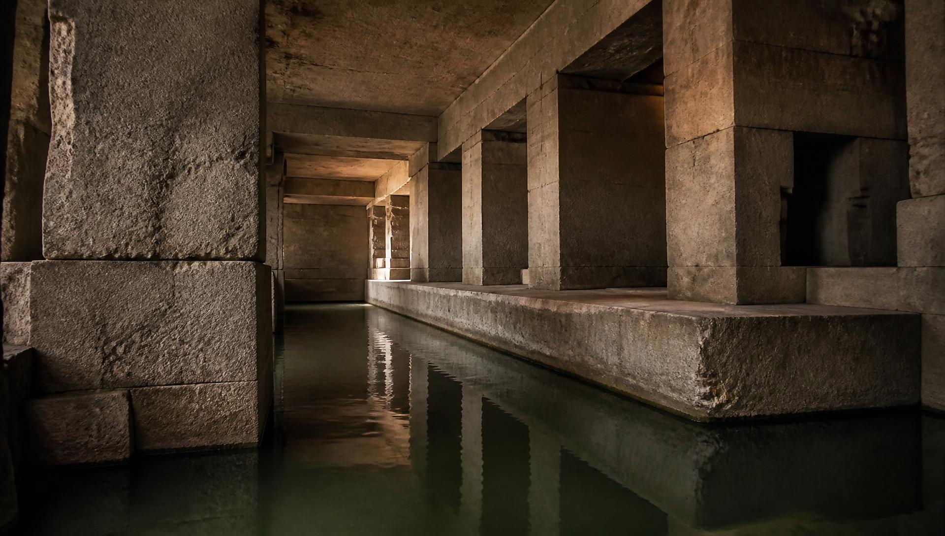 Interior megalítico del Osirion en Abydos