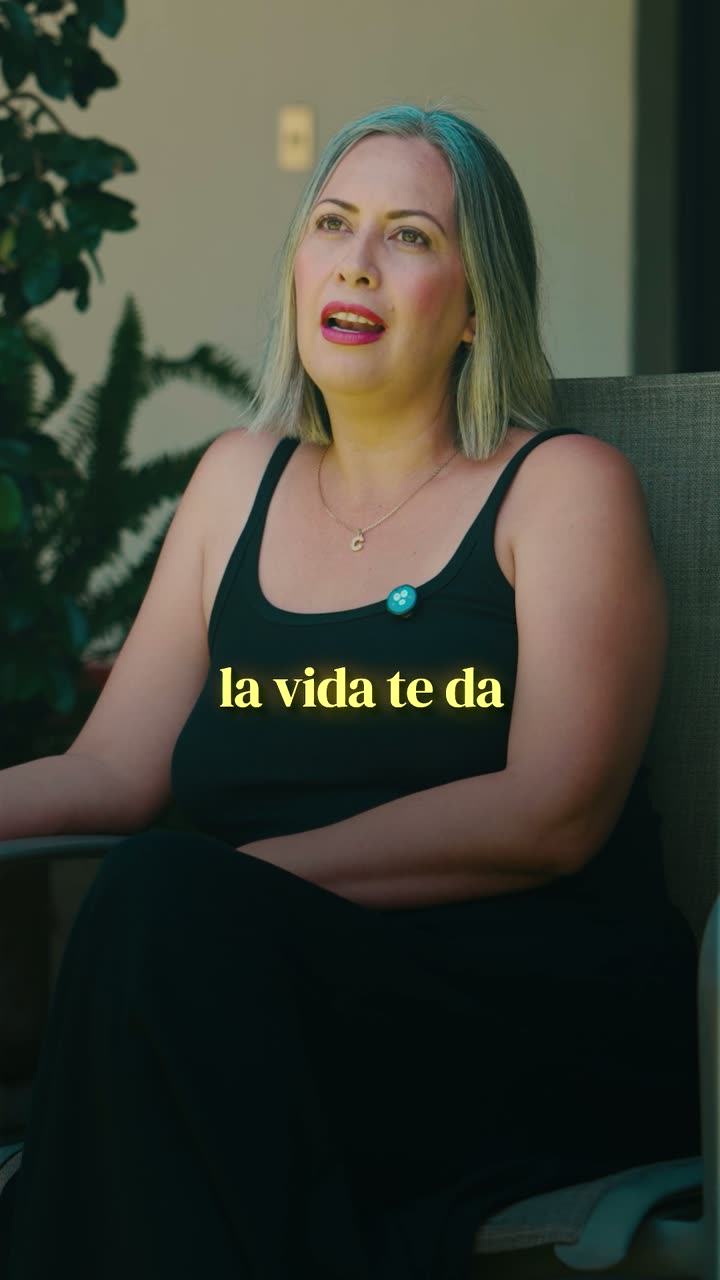 Claudia Valdez habla a cámara sobre su experiencia en el retiro.