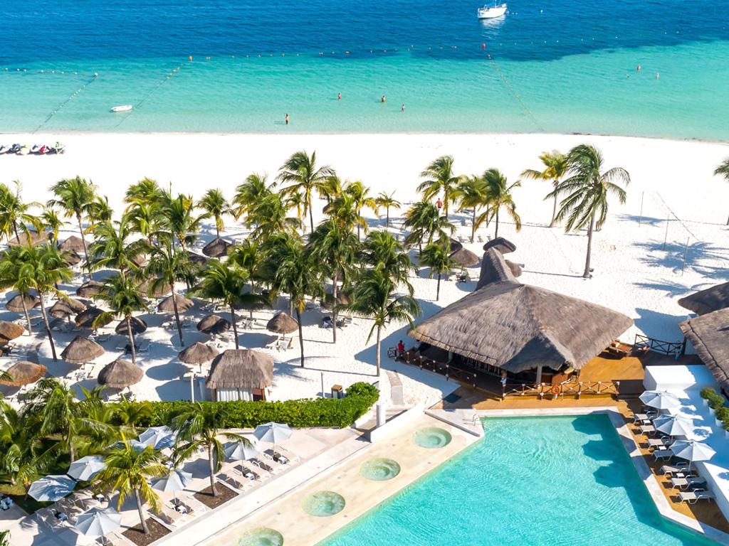 Playa de arena blanca y agua turquesa frente al InterContinental Presidente Cancún.